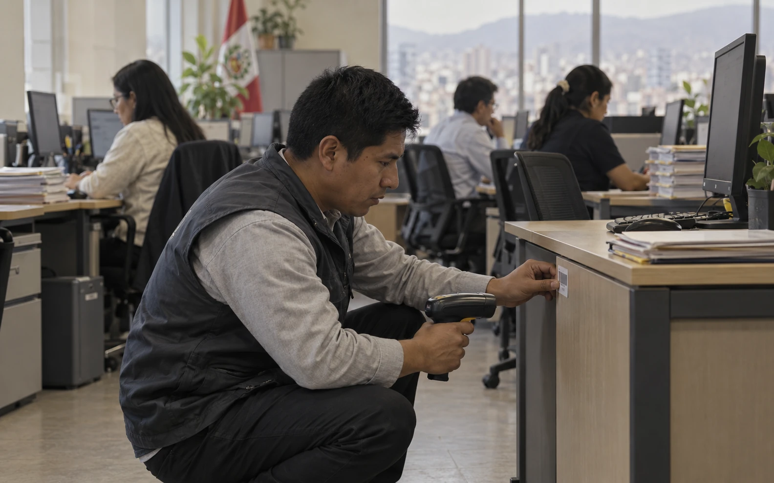 Técnico etiquetando un escritorio con código de barras en una oficina